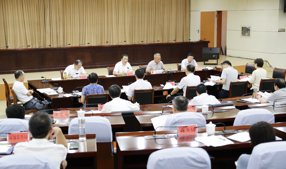 丁纯主持召开市委常委会会议暨市扶贫开发领导小组会议.png