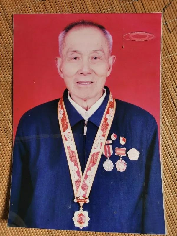 【最可爱的人】热血男儿上战场 机智勇敢屡立功.jpg