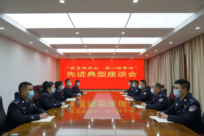 先进典型座谈会_副本.jpg