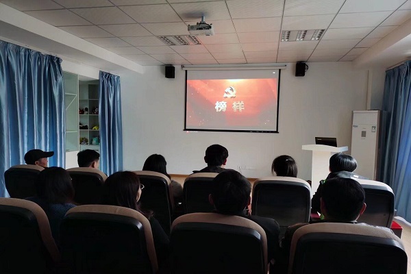 集中学习榜样.jpg