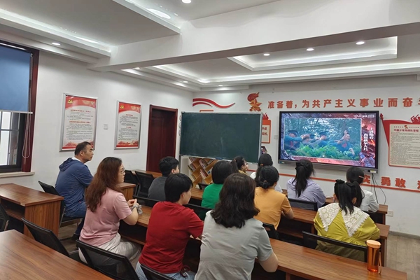 组织集中观看党课.jpg 组织集中观看党课.jpg
